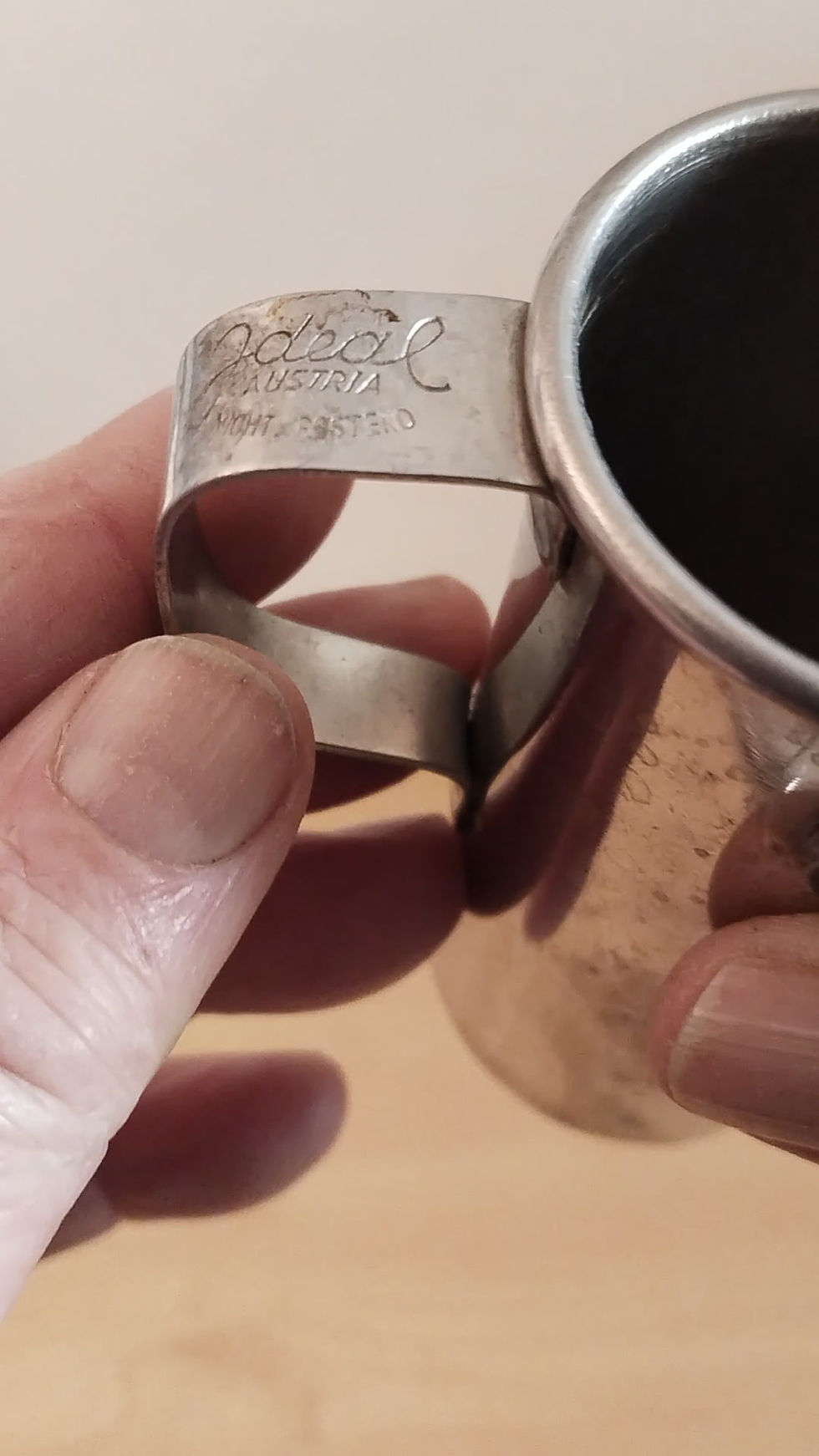 Thumbnail: Historischer Messbecher aus den 1940er Jahren, ideal für Sammler und Vintage-Liebhaber