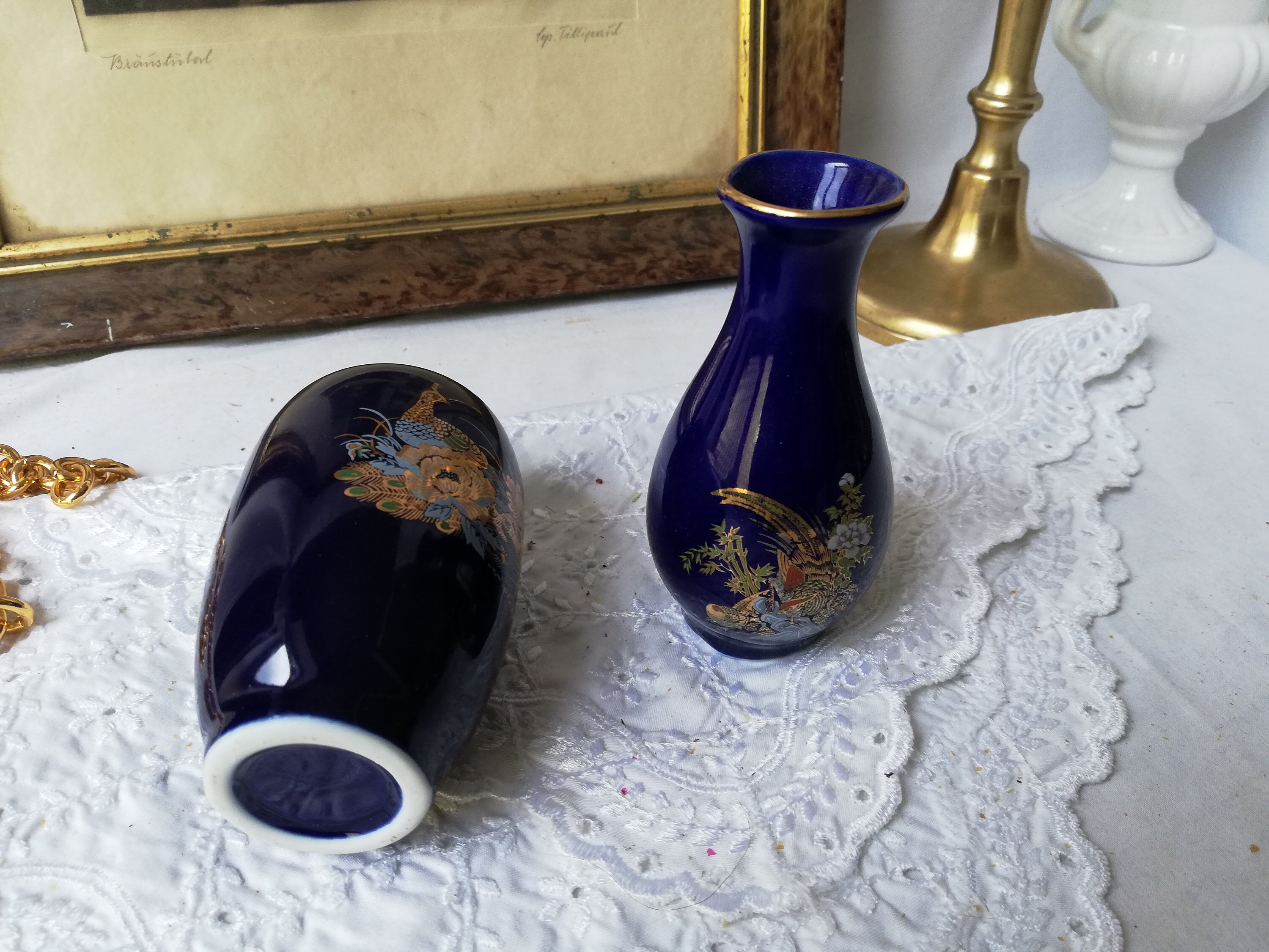 Dekorative Vintage-Vase in Blau mit Vögeln und floralen Mustern