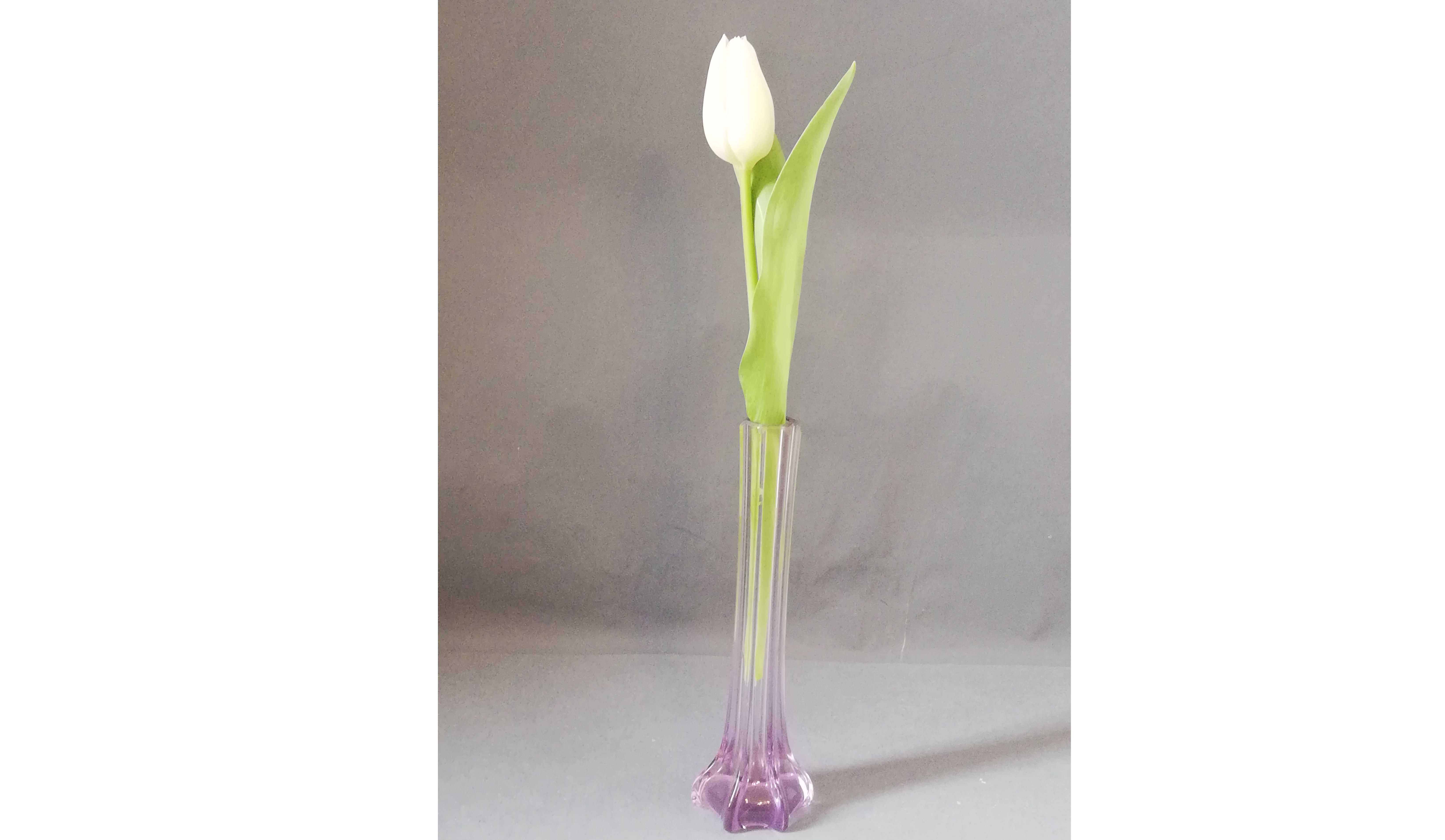 Elegante, schmale Blumenvase für einstielige Blumen