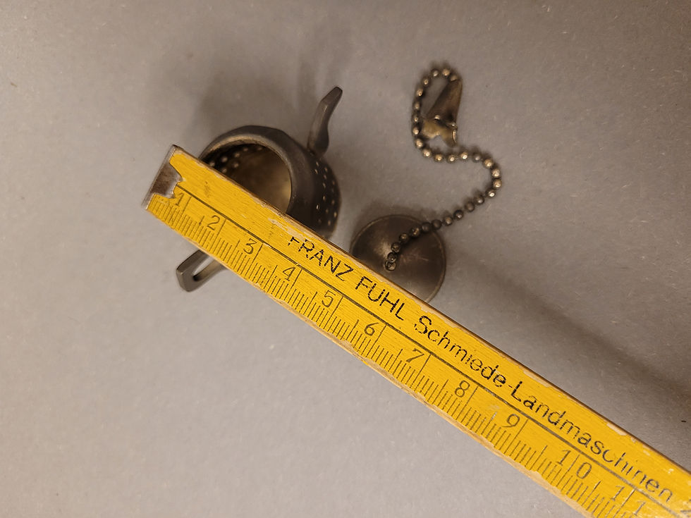 Thumbnail: Vintage Teesieb geöffnet mit Maßband für Größenvergleich