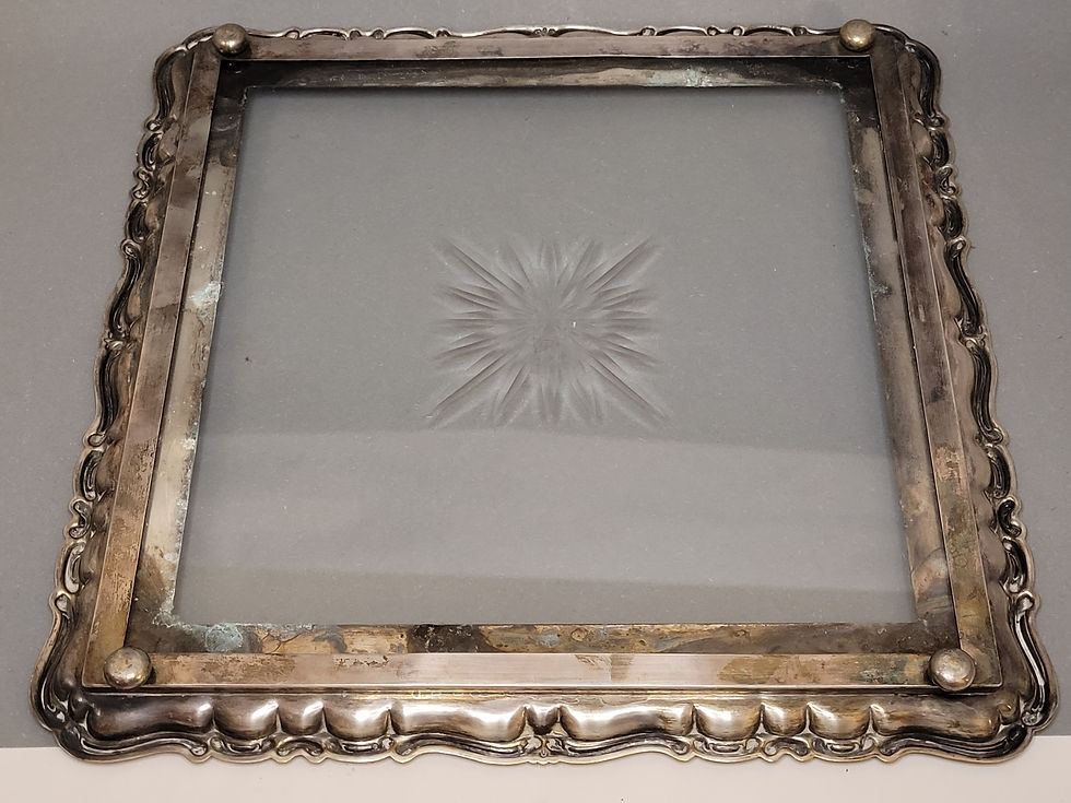 Thumbnail: Antikes Rokoko-Tablett aus Kupfer mit Silberauflage und geätzter Glasplatte