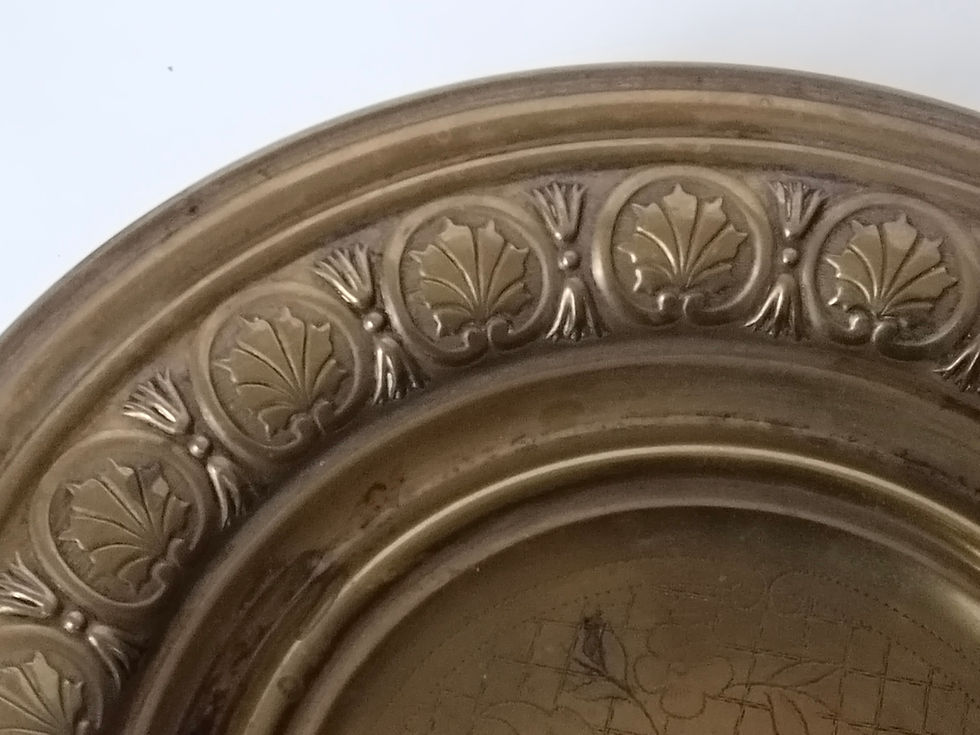 Thumbnail: Detailansicht des Randes der Messingschale mit floralen Motiven