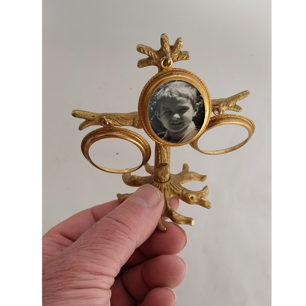 Thumbnail: Bilderbaum in einer Hand zum Größenvergleich