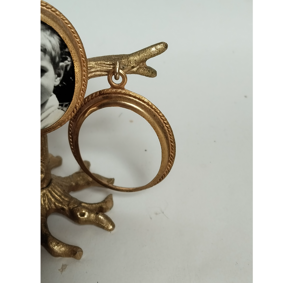 Thumbnail: Leerer Bilderrahmen rechts vom Kinderpoträt