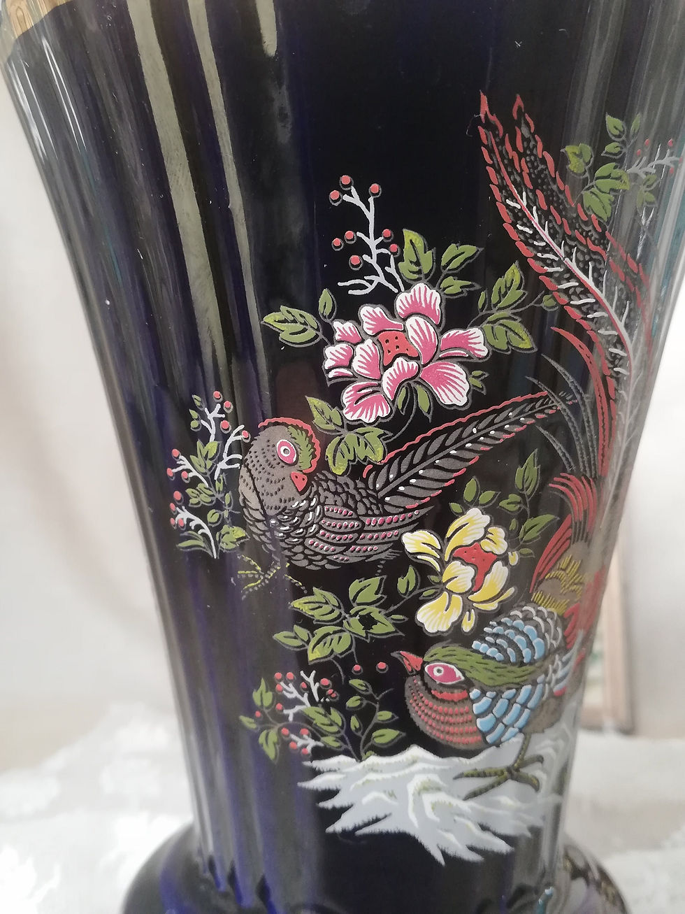 Thumbnail: Blaue Sammlervase mit feiner Verzierung