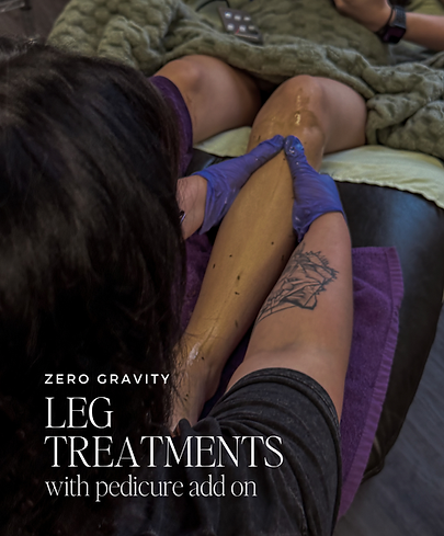 Una mujer recibe un tratamiento de piernas de gravedad cero en el spa Solari Head en Oklahoma City.