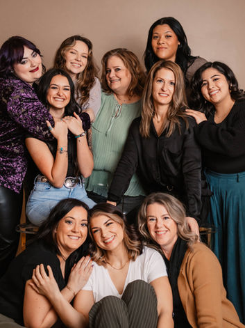El equipo de Solari Head Spa sonríe y se abraza en una foto de grupo.