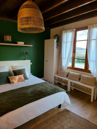 Chambre confortable, lit douillet, vue apaisante