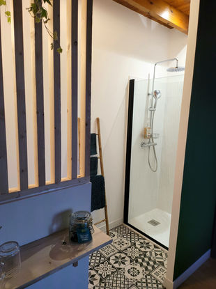 Douche moderne et élégante de Chaumière Arparens