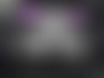 Una ragazza che guarda il cielo in un mondo grigio