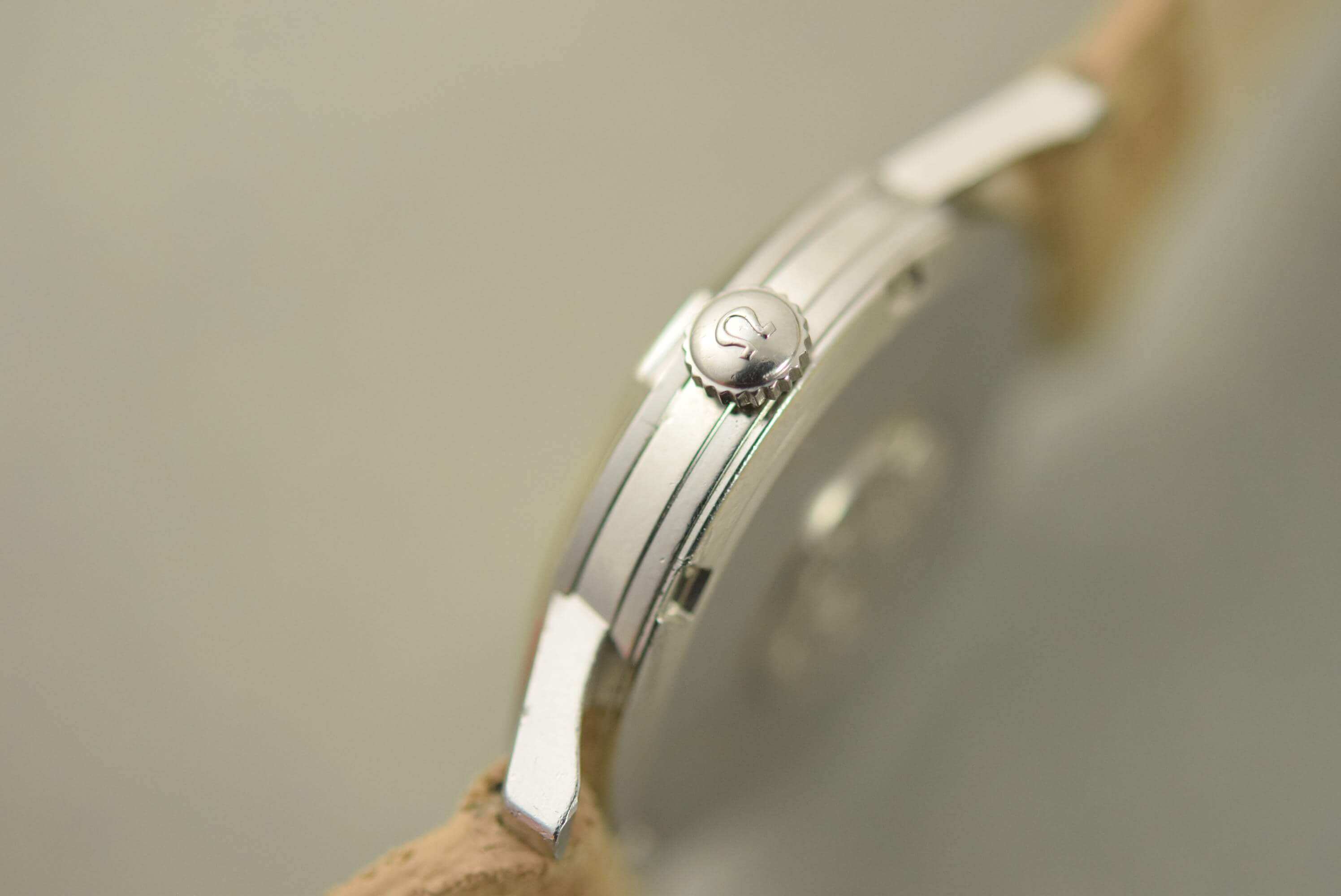 Omega Seamaster 14384. Crown profile. · Photo: Vision Vintage Watches · © Vision Vintage Watches; permission not yet confirmed · Source: https://www.visionvintagewatches.com/product-page/1961-omega-seamaster-ribbon-dial-14384