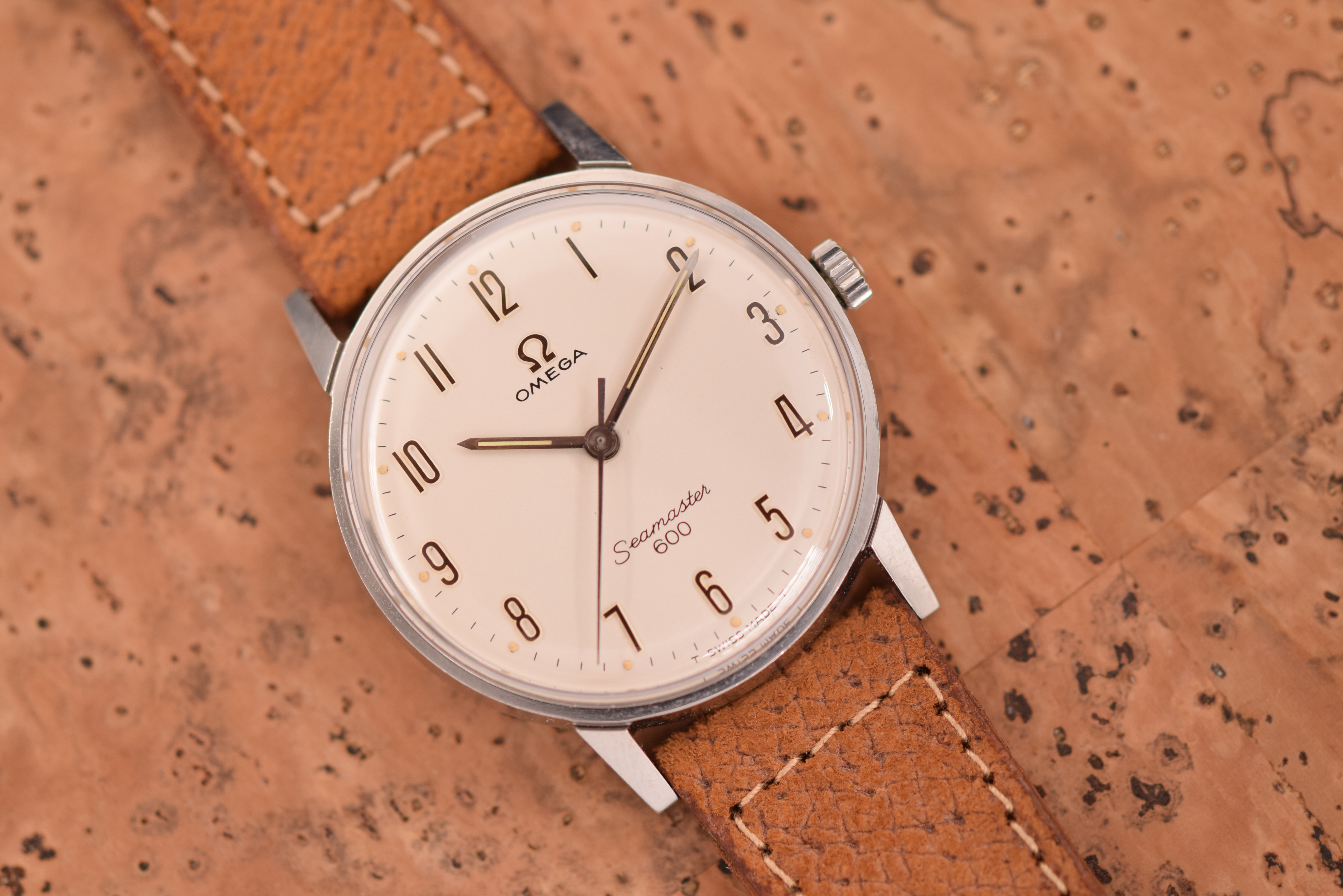 Omega Seamaster 135.011. Dial and raised Arabic numerals. · Photo: Vision Vintage Watches · © Vision Vintage Watches; permission not yet confirmed · Source: https://www.visionvintagewatches.com/product-page/1965-omega-seamaster-600-full-arabic