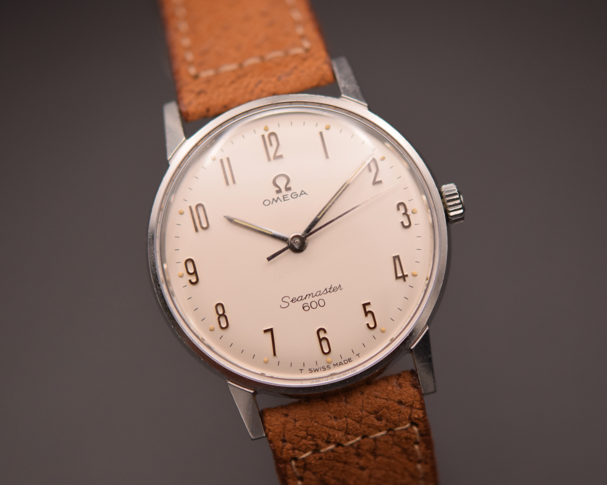 Omega Seamaster 135.011. Light across the dial. · Photo: Vision Vintage Watches · © Vision Vintage Watches; permission not yet confirmed · Source: https://www.visionvintagewatches.com/product-page/1965-omega-seamaster-600-full-arabic