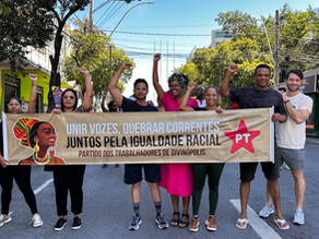 Grupo de pessoas reivindicando cotas