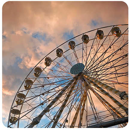 Ein Riesenrad in der Abendsonne