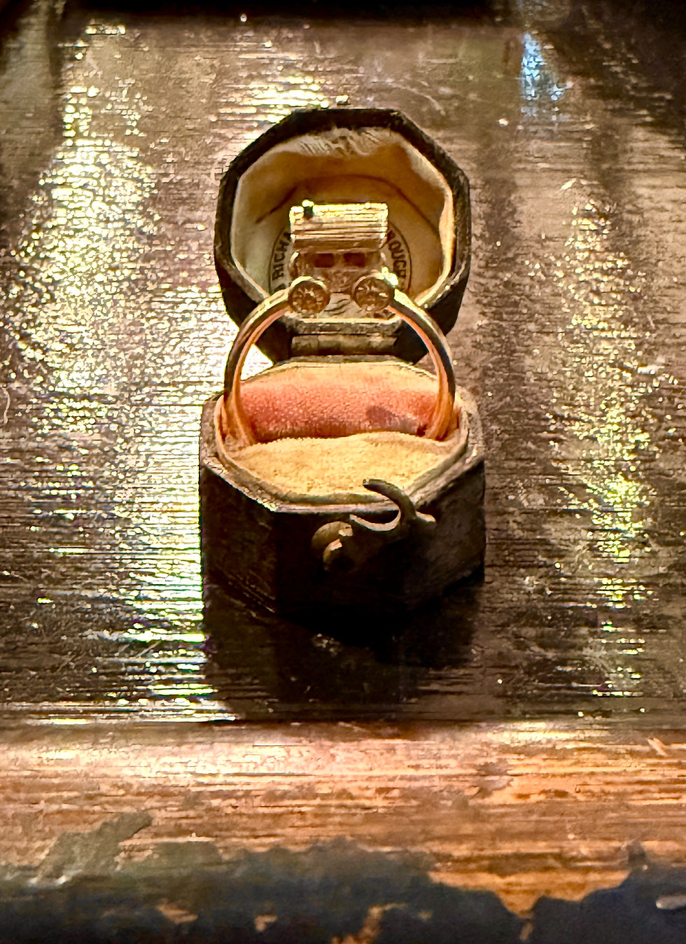 Thumbnail: 9ct gold vintage carriage ring 