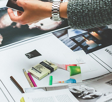 Manos de trabajo en la revista impresa