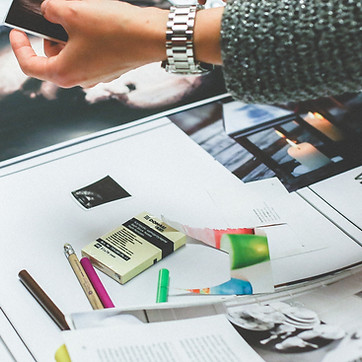 Mains de travail sur le magazine Imprime