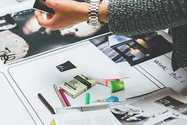 Manos de trabajo en la revista impresa