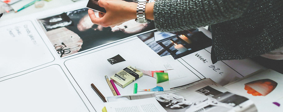 Manos de trabajo en la revista impresa