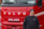 Bjørn Bø står foran sin nye Volvo FH 500 LBG, et symbol på Ørland Transports satsing på bærekraftig transport. Foto: Sindre Ross
