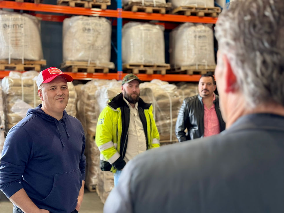 Selvet Delic, Kristoffer Hauerbach og Sinisa Mirosavljevic deler erfaringer med truckkjøring og demonstrerer riktig bruk. Foto: Sindre Ross