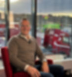 Erik Haugland, daglig leder i Ørland Transport AS, er en sterk pådriver for selskapets bærekraftige initiativer. Med en tydelig visjon for grønnere transportløsninger, leder han overgangen til fossilfrie kjøretøy og en mer miljøvennlig fremtid for bransjen.
