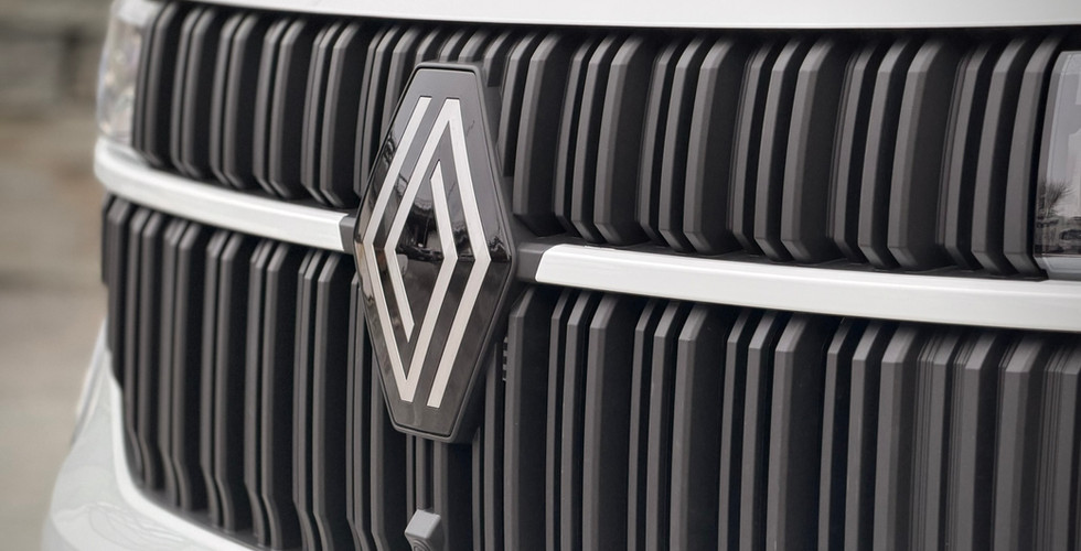 Fronten som setter standarden: ny Renault Master med en pen og robust grill – med logoen tydelig i f