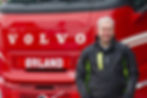 Henck Ove Lint foran sin nye Volvo FH 500 LBG, klar for å teste den innovative transportløsningen. Foto: Sindre Ross