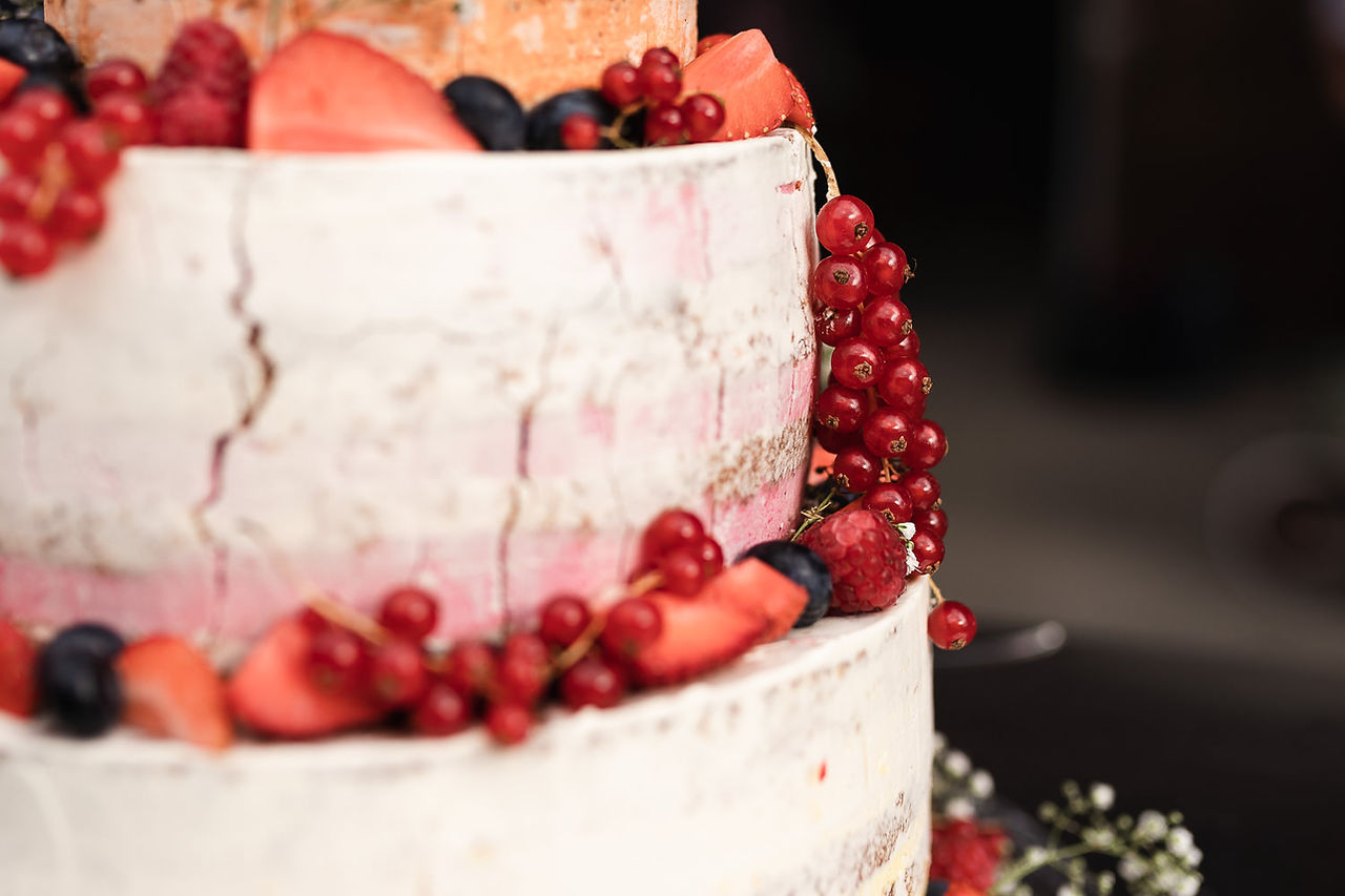 Tortenanschnitt an der Hochzeit