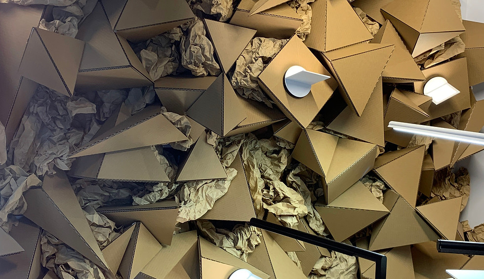 Escaparate realizado con triángulo de cartón y papel craft.