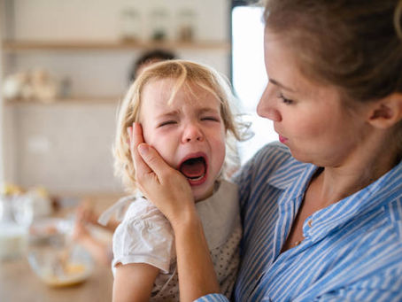 mère qui accueille la colère de son enfant qui pleure