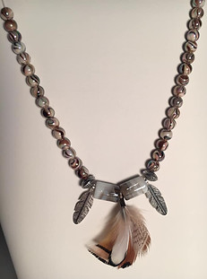 bijou collier plumes et perles.jpg