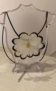 bijoux collier fleur plume.jpeg
