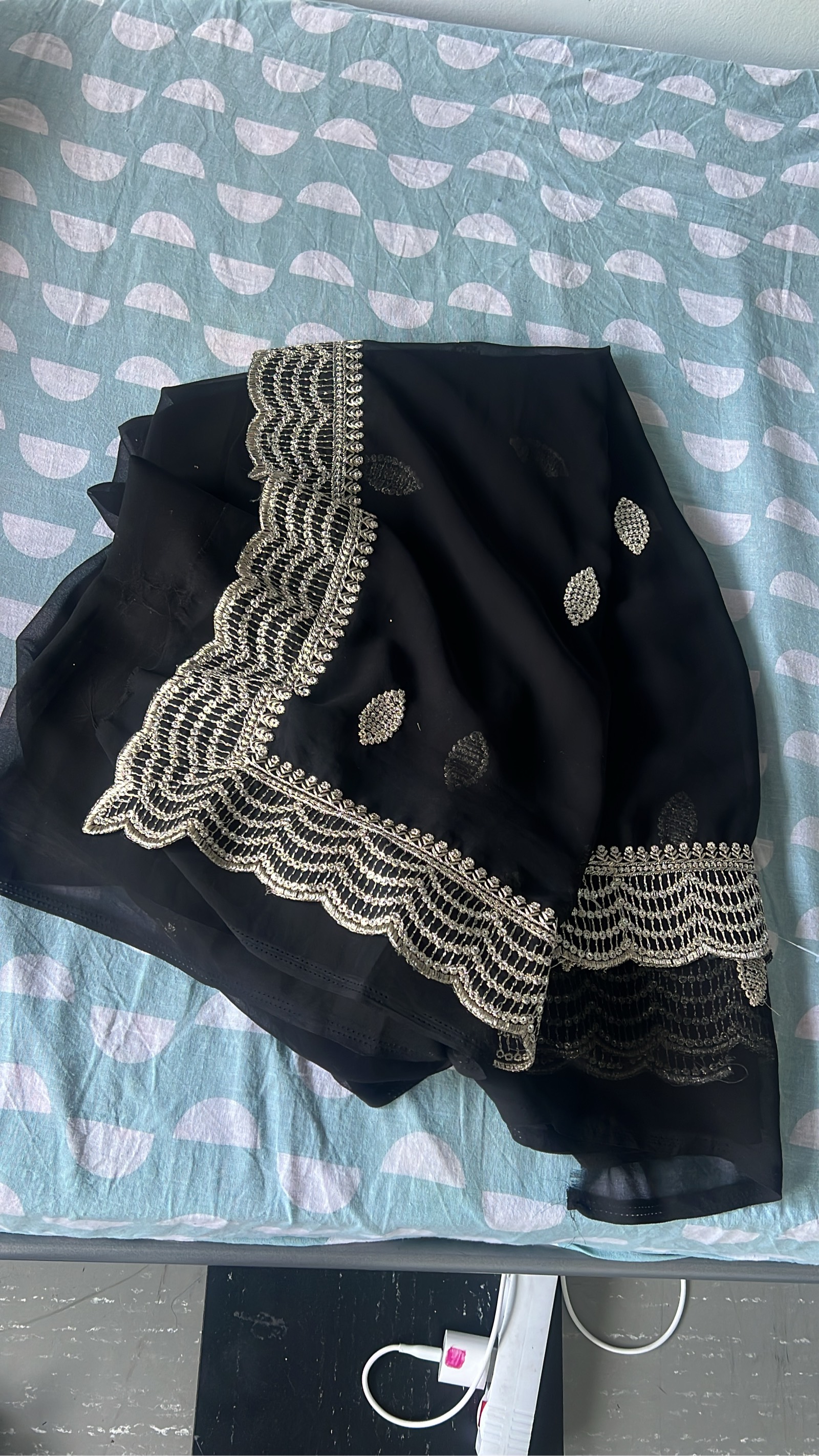 Dupatta noir brodé avec bordure travaillée