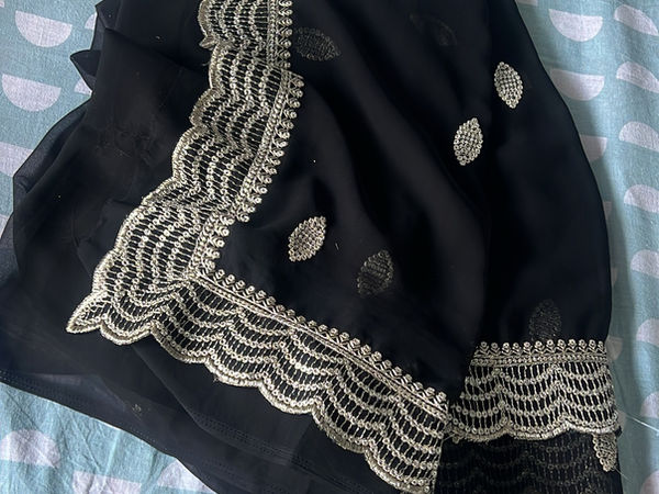 Dupatta noir brodé avec bordure travaillée
