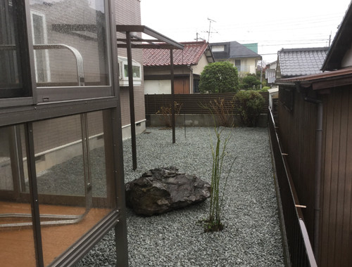 砂利で雑草対策をされたお庭