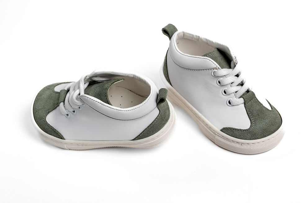 Παπούτσι περπατήματος από λευκό δέρμα και μέντα καστόρ δέρμα.