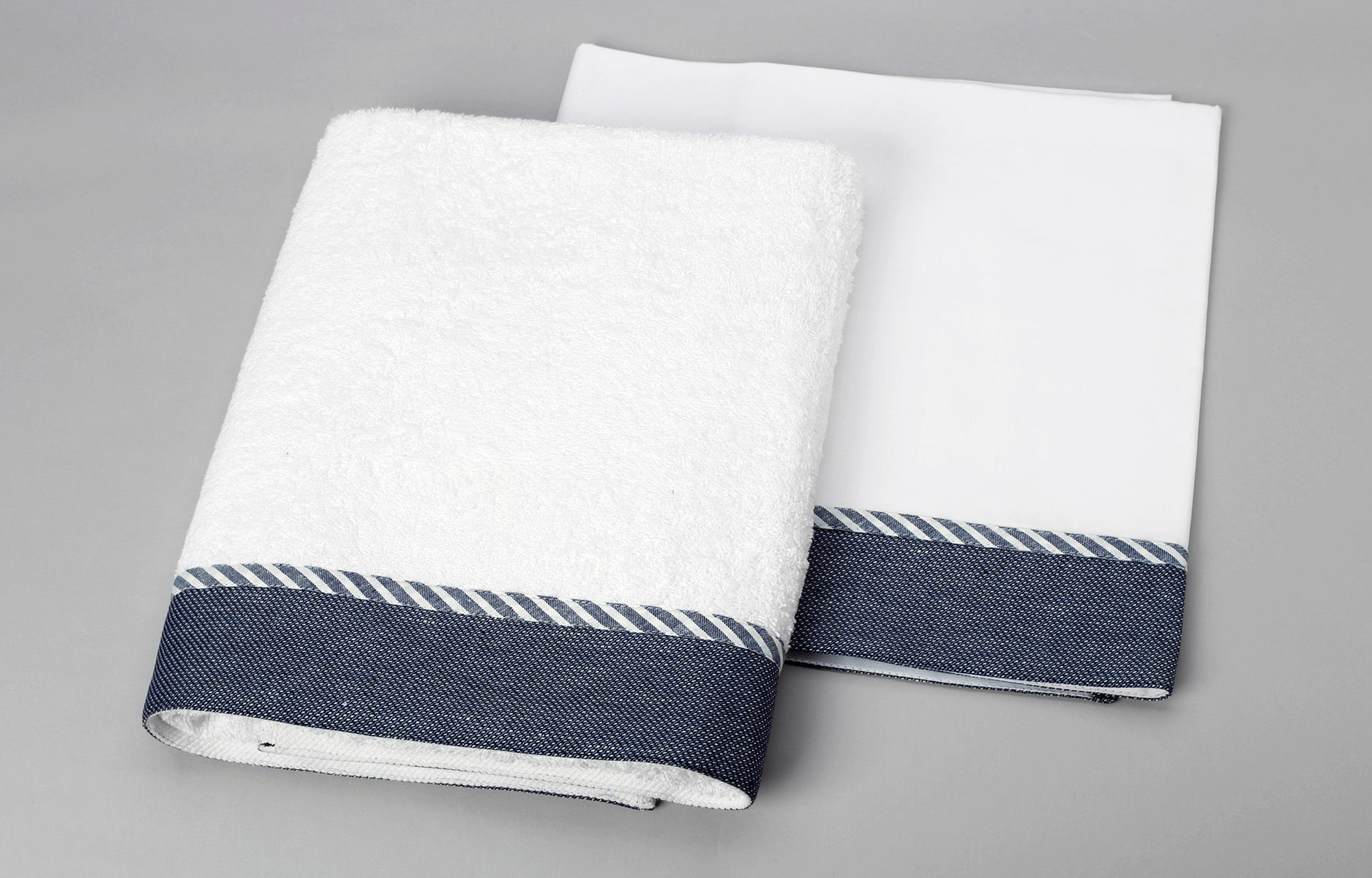 Σετ λαδόπανα  Άσπρο με μεγάλη φάσα μπλε και μκρή μπλε ριγέ κορδέλα. New Life  132701