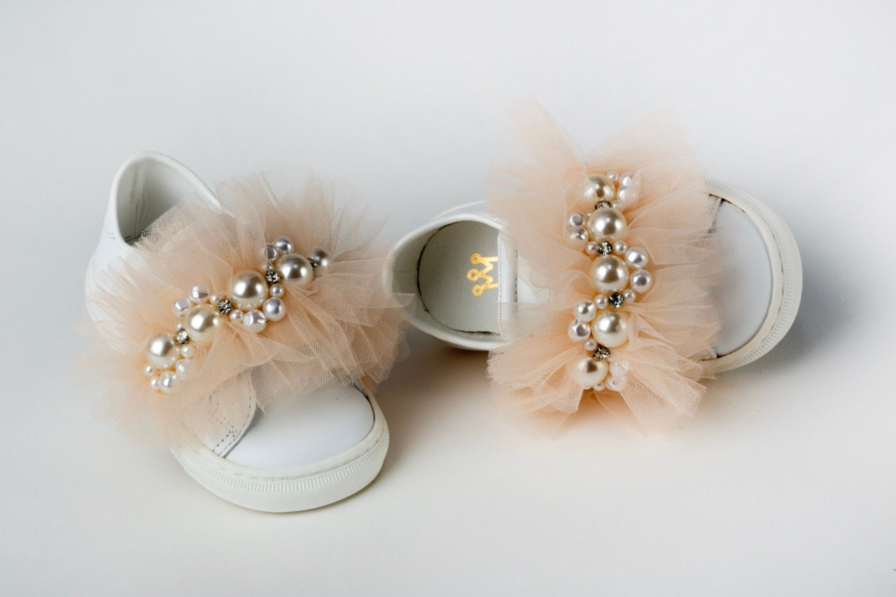 Sneaker περπατήματος από λευκό δέρμα διακοσμημένο με σωμών τούλι-K394A