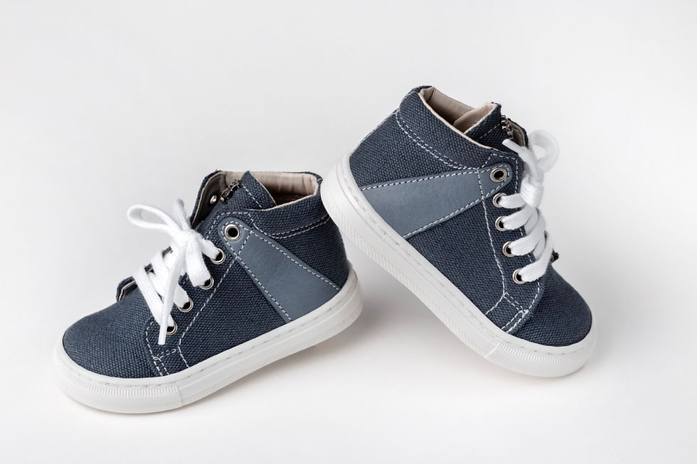 Μποτάκι περπατήματος δετό από μπλε jean ύφασμα και λεπτομέρεια από jean-A334M