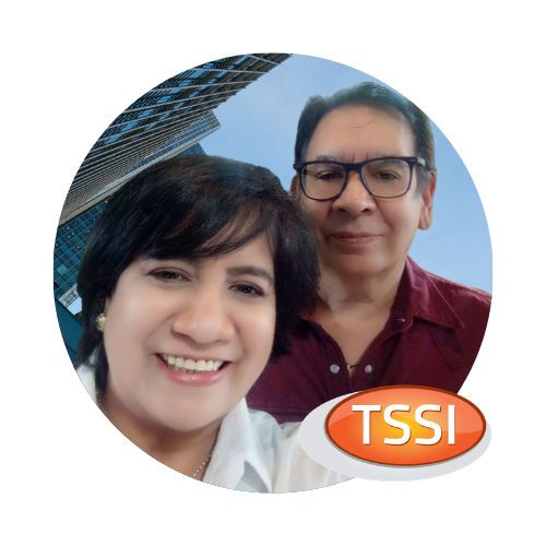 Pareja sonriente en primer plano con cielo y rascacielos; sello naranja TSSI en la esquina de Teresa Salas Soluciones Inmobiliarias