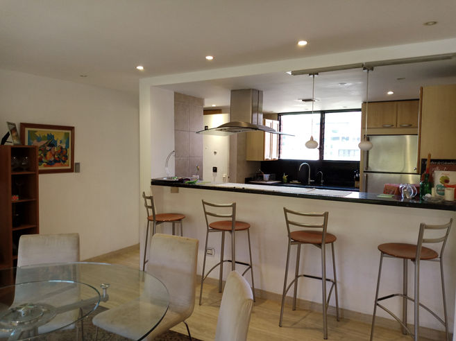 venta de apartamento en valle arriba con cocina de concepto abierto en oferta en caracas en la web inmobiliaria www.managerinmobiliario.com