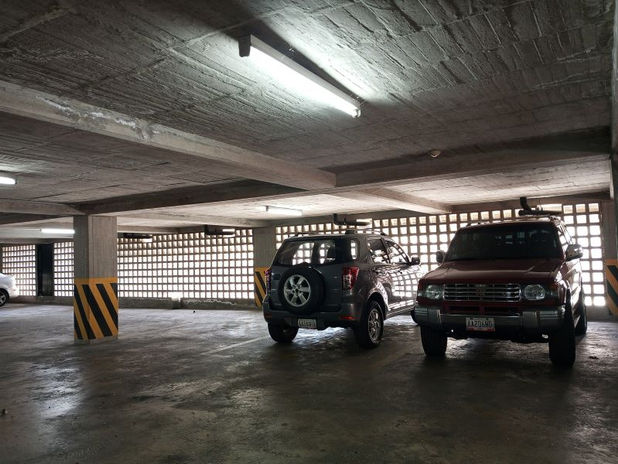 apartamento en caracas en valle arriba con tres estacionamientos vende www.managerinmobiliario.com