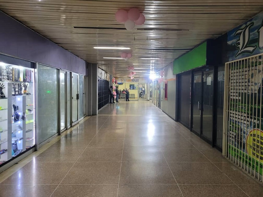 Miniatura: Locales en Caracas en el Centro Comercial Propatria en Caracas