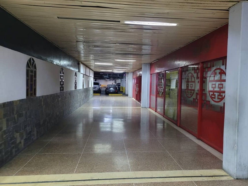 Miniatura: Locales en Caracas en el Centro Comercial Propatria en Caracas