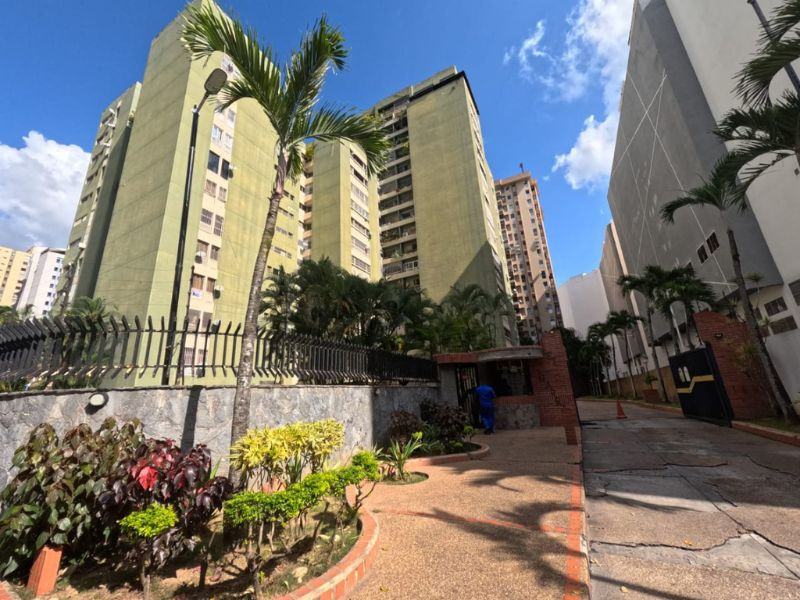 Apartamento amoblado y equipado en alquiler con todos los servicios en El Cigarral en Caracas www.managerinmobiliario.com