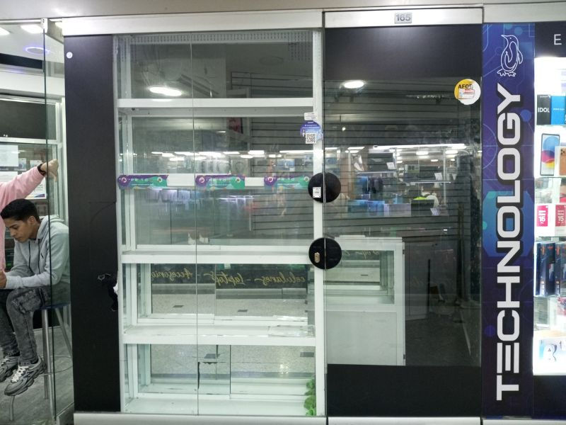 Miniatura: Entrada de local para tiendas pequeñas dedicadas a tecnología en City Market