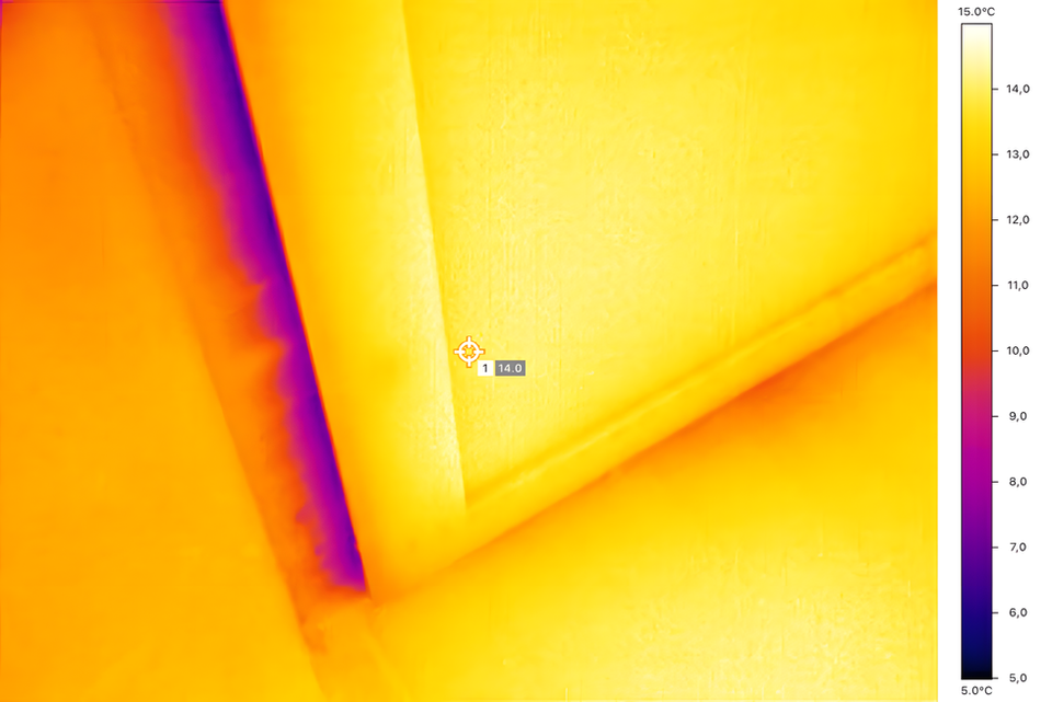 Infrarotaufnahme von Wärmeverlust an Türen