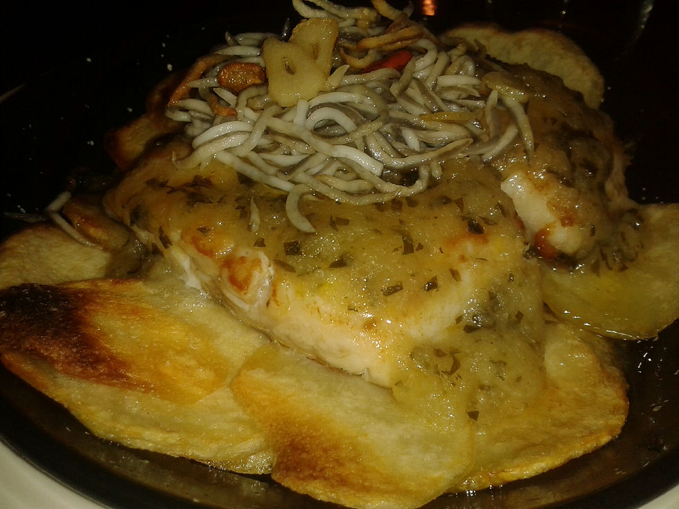 Merluza gratinada con gulas y salsa de cilantro